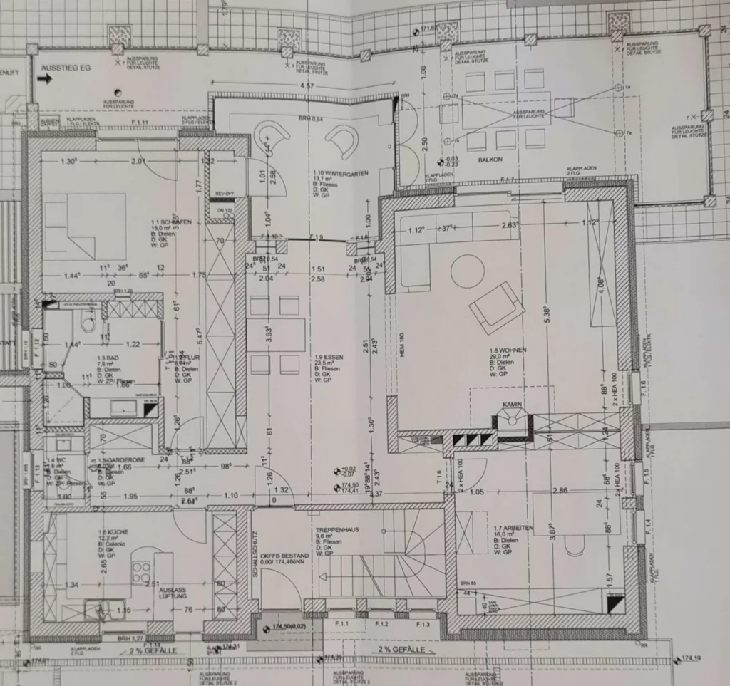 Grundriss einer Wohnung in Bad Soden mit Wintergarten, Balkon, Wohn-, Arbeits-, Schlafzimmer, Küche, Bad und Treppenhaus.