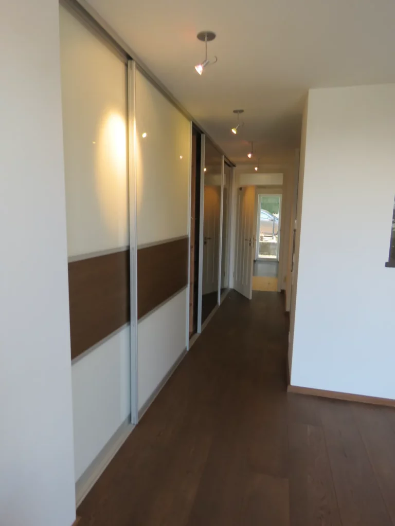 Flur einer Wohnung in Bad Soden mit Einbauschrank und Blick nach draußen.