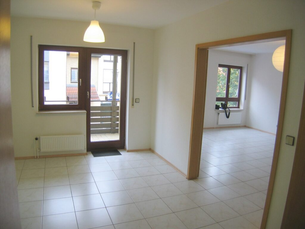 3-Zimmer-Eigentumswohnung Hattersheim – Wohnzimmer mit Balkonzugang