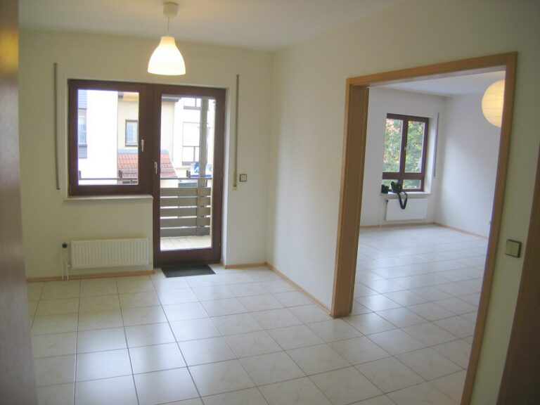 3-Zimmer-Eigentumswohnung Hattersheim – Wohnzimmer mit Balkonzugang