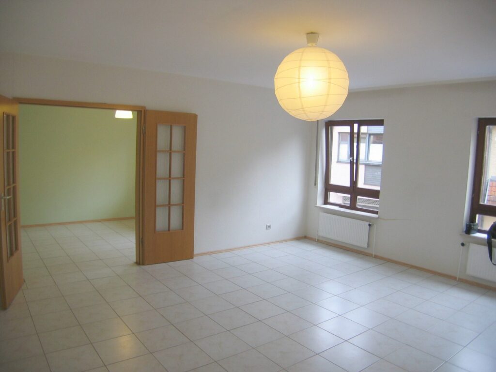 3-Zimmer-Eigentumswohnung Hattersheim – Wohn-/Essbereich mit Türelement