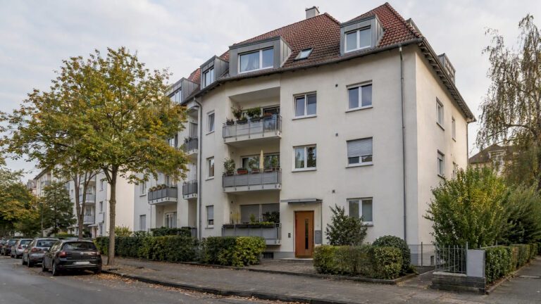 Mehrfamilienhaus mit sichtbarem Dach und Fassade